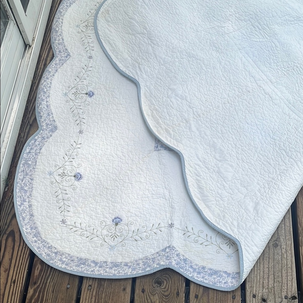 Elegant White and Blue Quilt - Picture 6 of 6